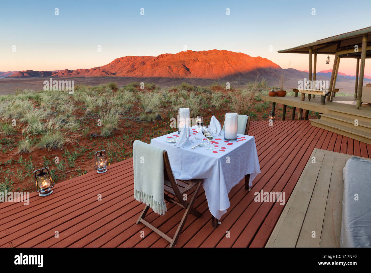 Cena romántica en la terraza de la suite con vistas a la montaña.NamibRand Wolwedans Dunes lodge.Reserva Natural.Namibia Foto de stock