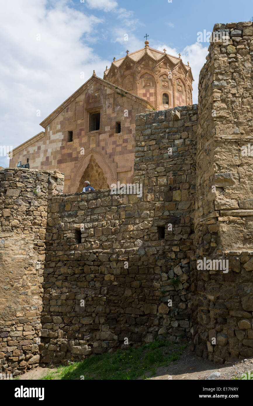 Las altas murallas y puerta de entrada de la santa Iglesia armenia Stephanus en el norte de Irán Foto de stock