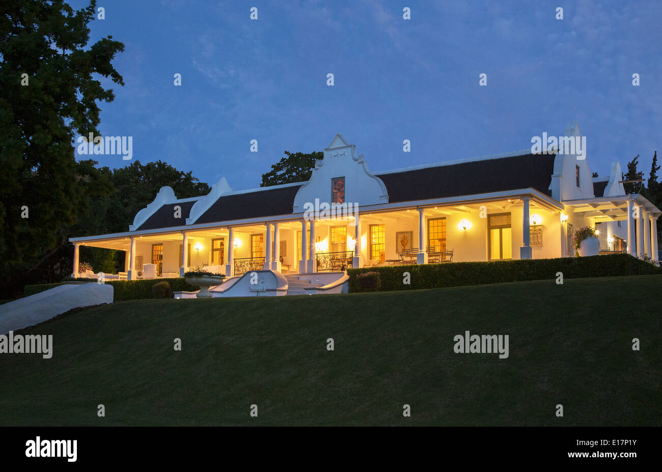 Casa de lujo y porche iluminado en la noche Foto de stock