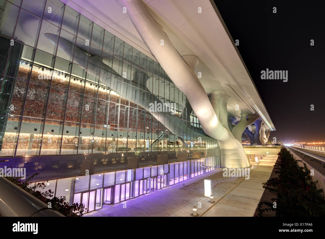 Qatar National Convention Center en la noche. Doha, Qatar, Oriente Medio Foto de stock