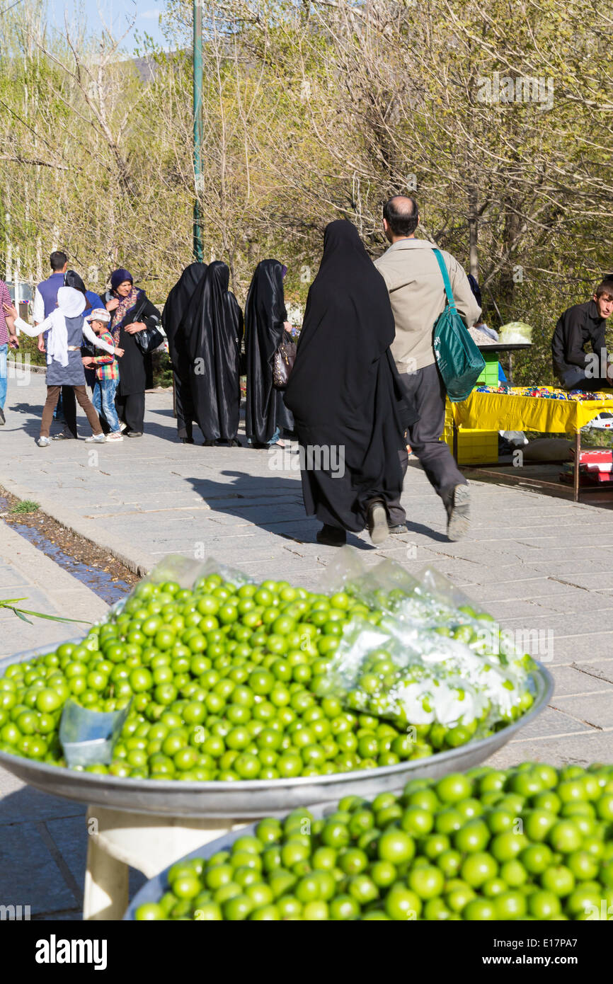Frutas en venta en un concurrido parque en Hamadan, Irán Foto de stock