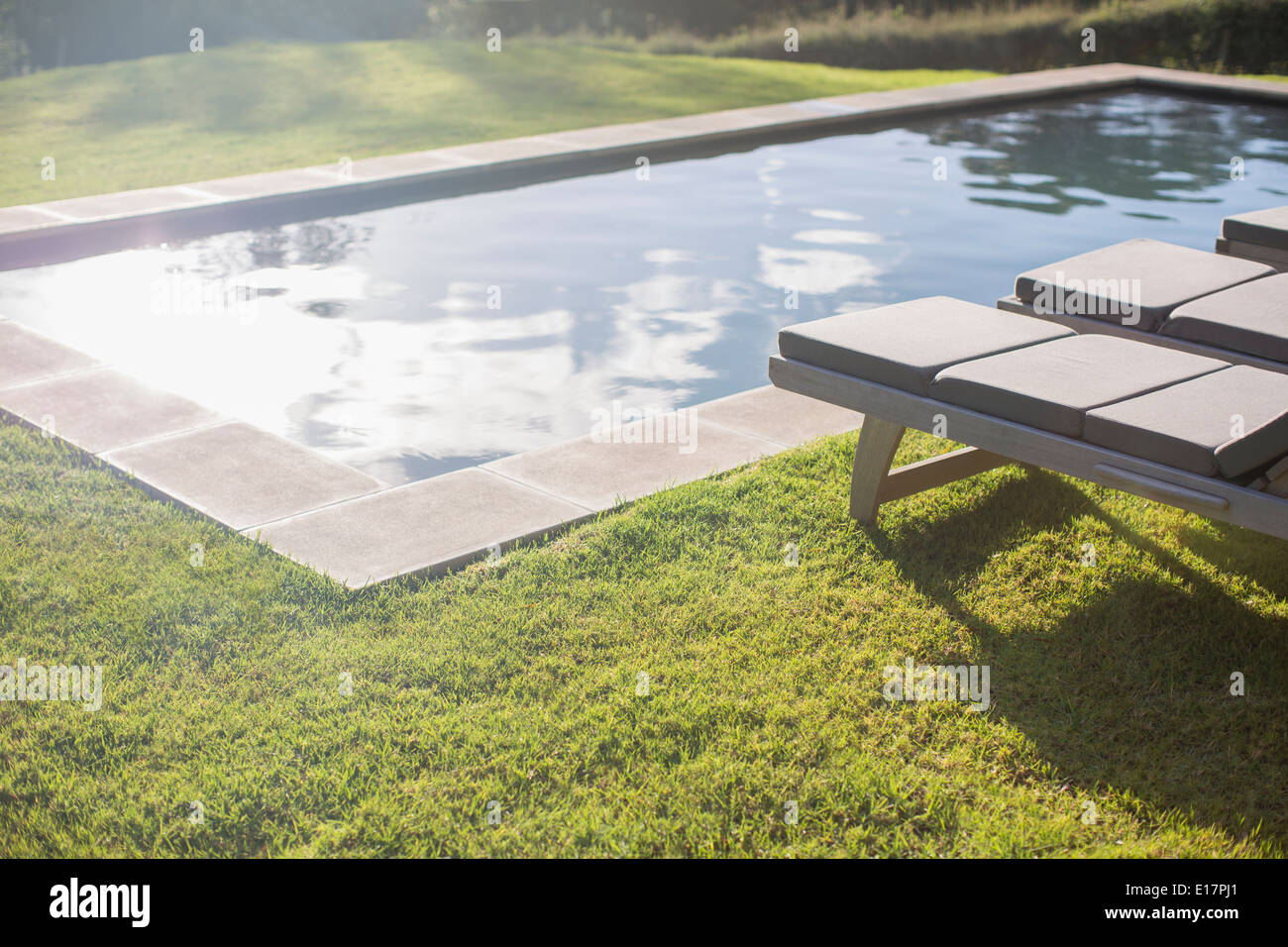 Patio soleado con piscina Foto de stock