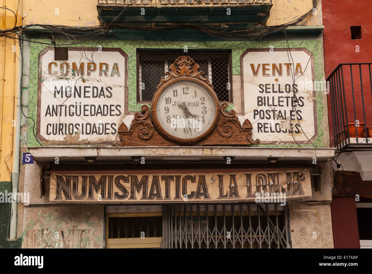 Un viejo relojero de la tienda en la ciudad de Valencia. Foto de stock