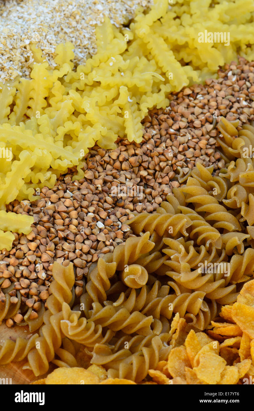 Gran variedad de productos de cereales (granos, cereales, pasta) Foto de stock