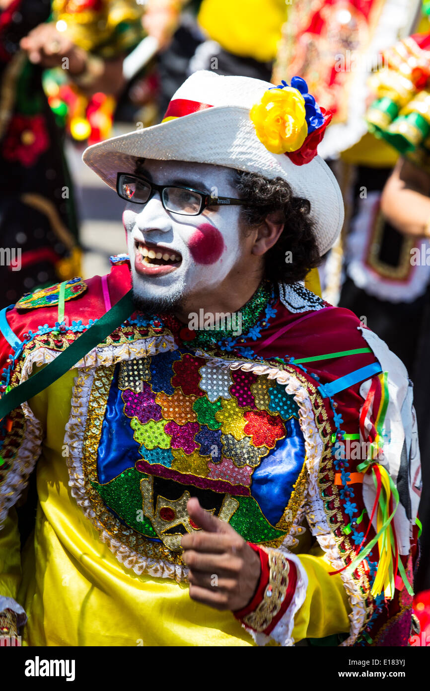 Barranquilla, Colombia - March 1, 2014 - Los artistas intérpretes o ejecutantes en elaborados trajes cantar, bailar y pasear su camino por las calles de Barranquilla durante la battalla de flores durante el carnaval Foto de stock