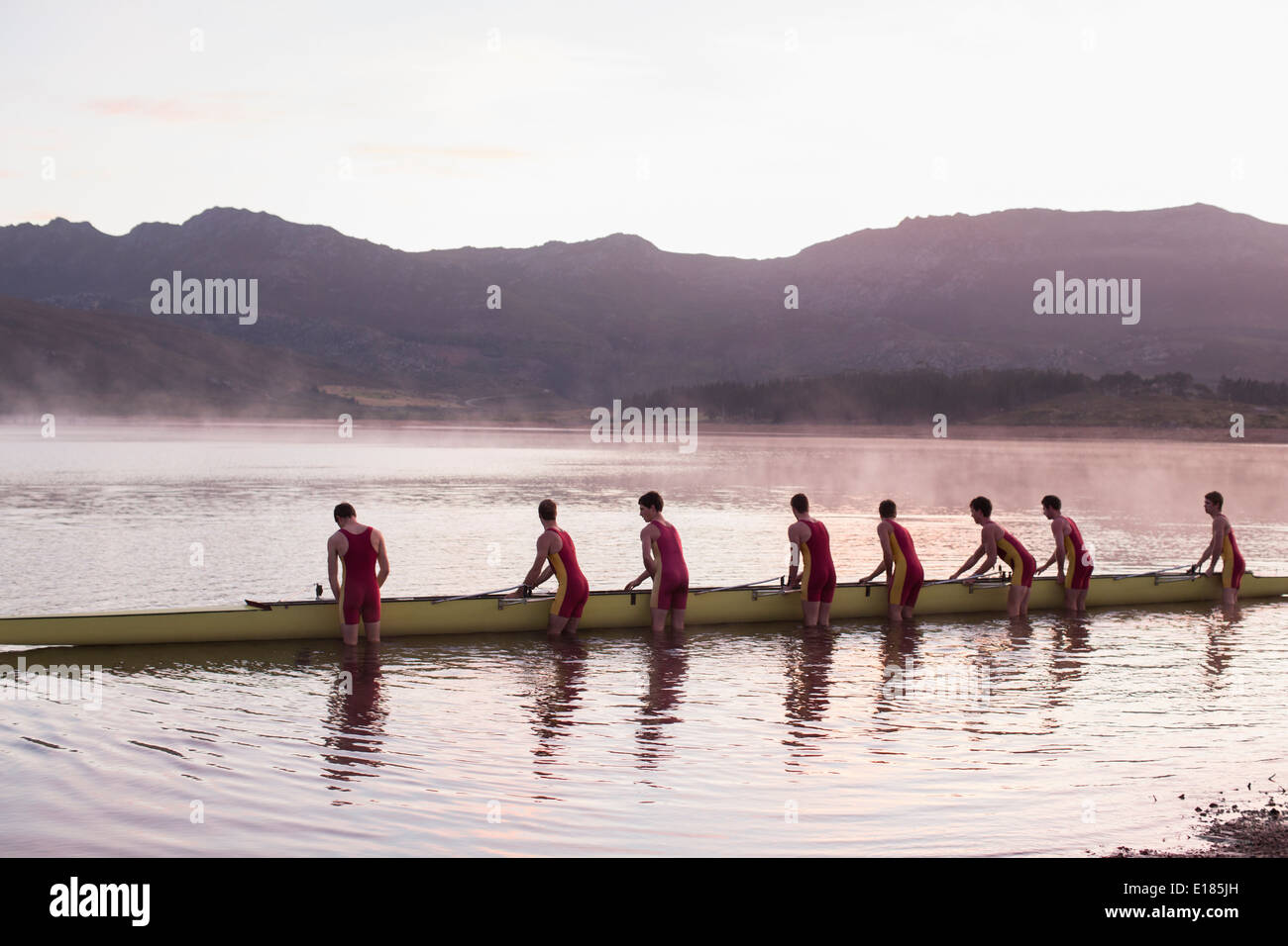 Colocación de la tripulación de remo en el lago de cráneo al amanecer Foto de stock