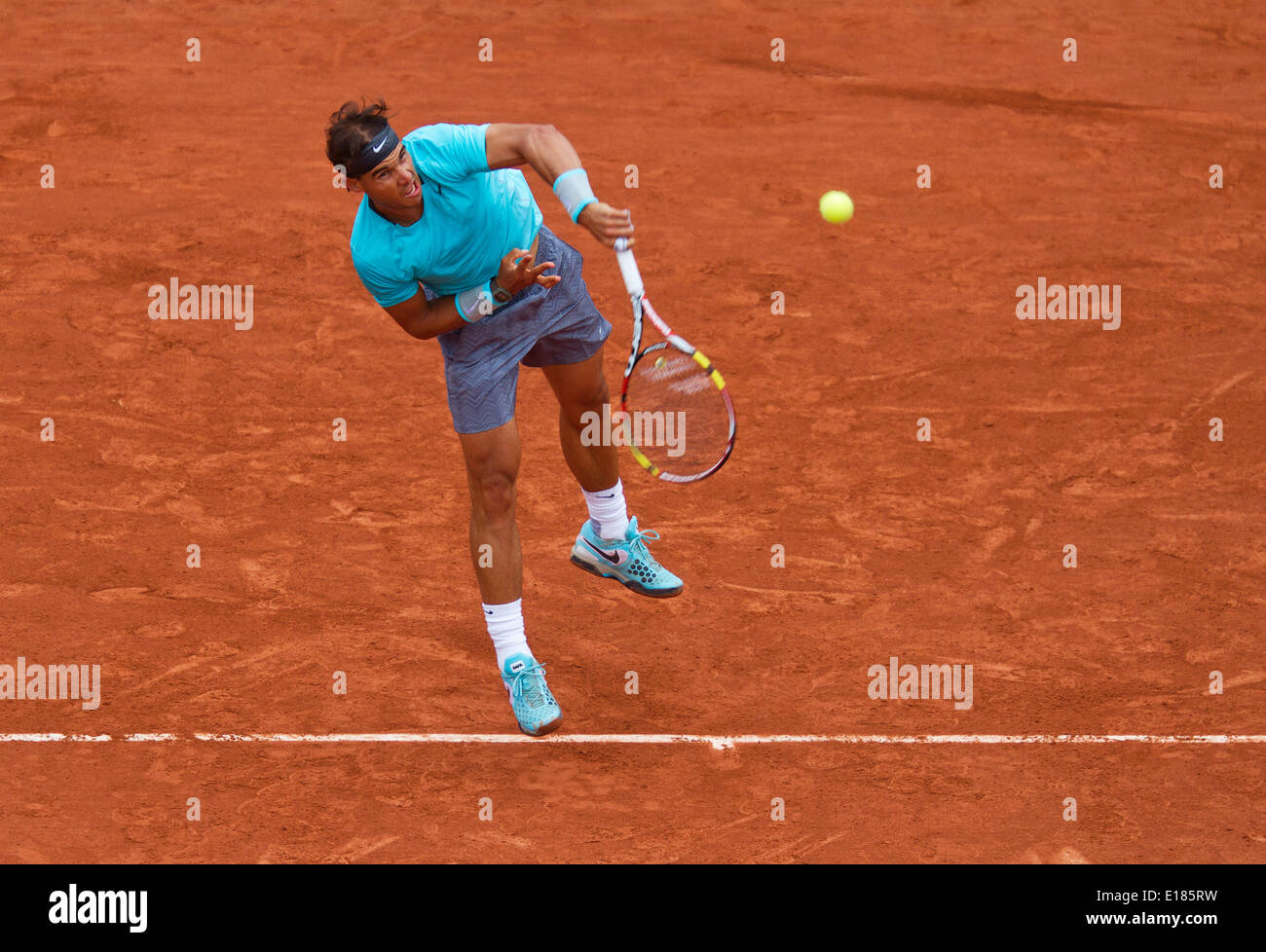 Francia, Paris, 26 de mayo de 2014. Tenis, Roland Garros, Rafael Nadal (ESP) es golpear un smash en su partido contra Robby Ginepri (USA) Foto:Tennisimages/Henk Koster/Alamy Live News Foto de stock