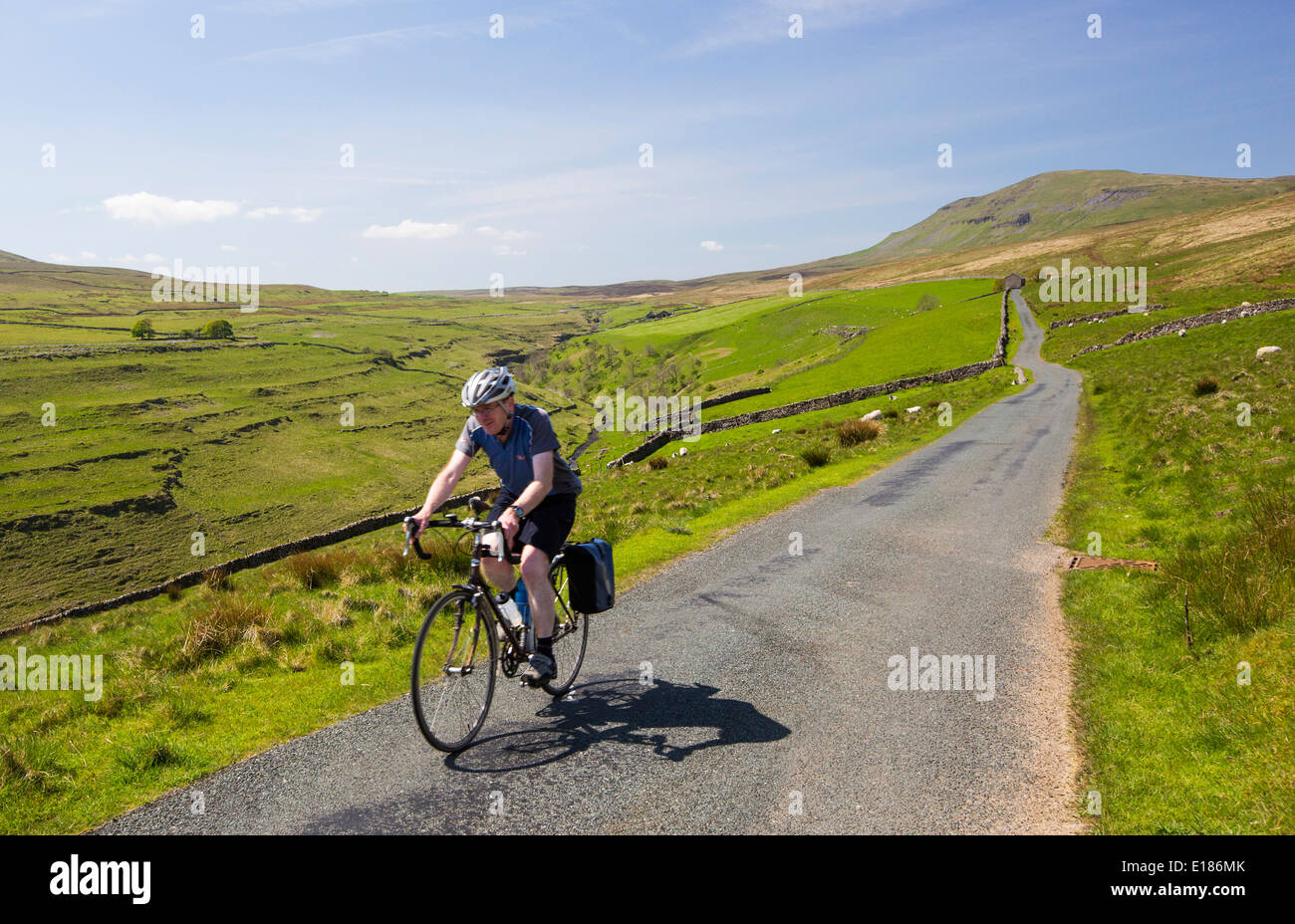 Un ciclista Penyghent Gill en Littondale descendente en los valles de Yorkshire, Reino Unido. Foto de stock