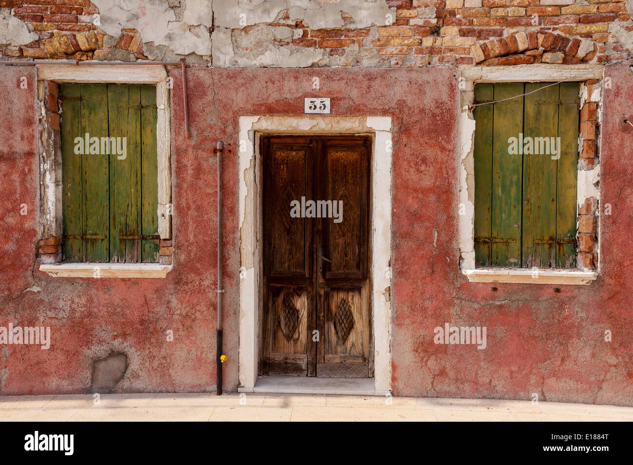 Casa colorida fachada en Burano. Foto de stock