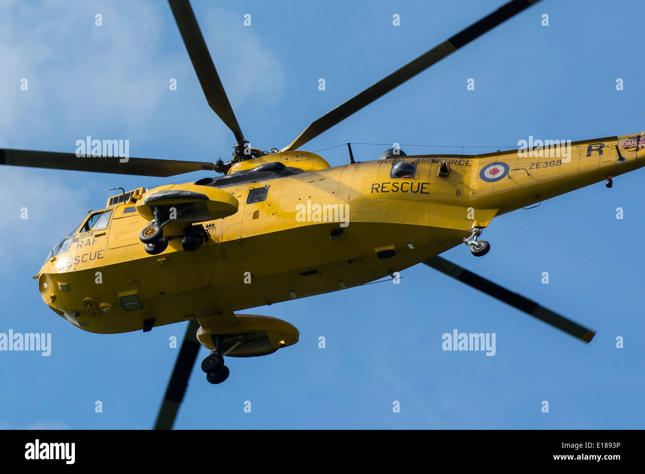 Aire en vuelo de helicóptero de rescate en el mar Foto de stock