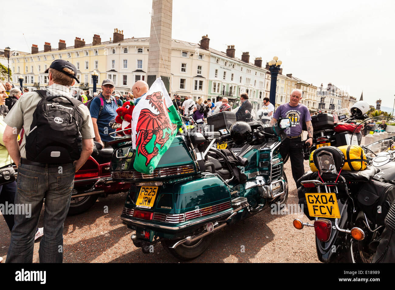 Llandudno, promenade, Conway, Gales,18 de mayo de 2014. Gran número de motos y motociclistas, en memorial de guerra. Foto de stock