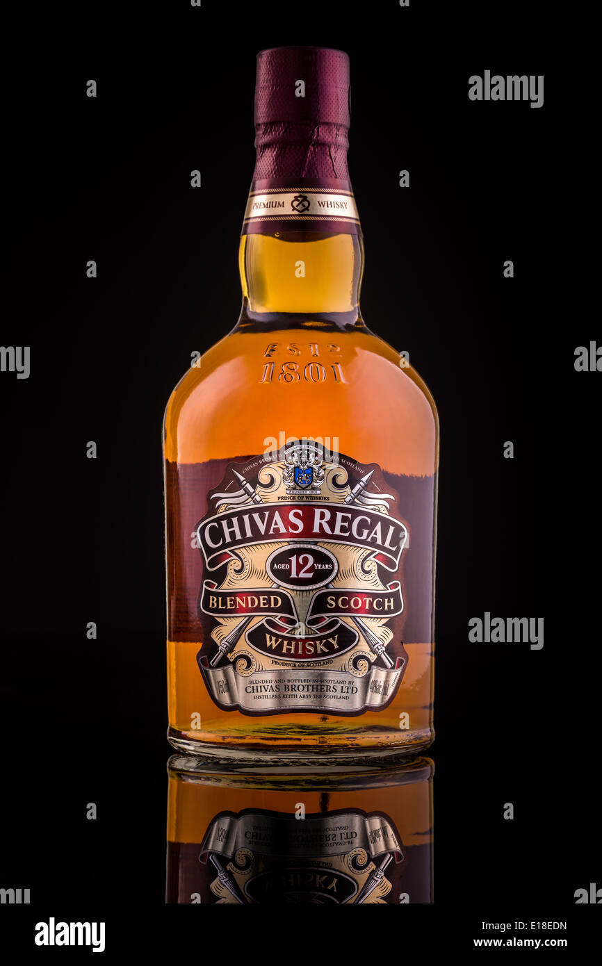 Botella de Whisky Chivas Regal. Foto de stock
