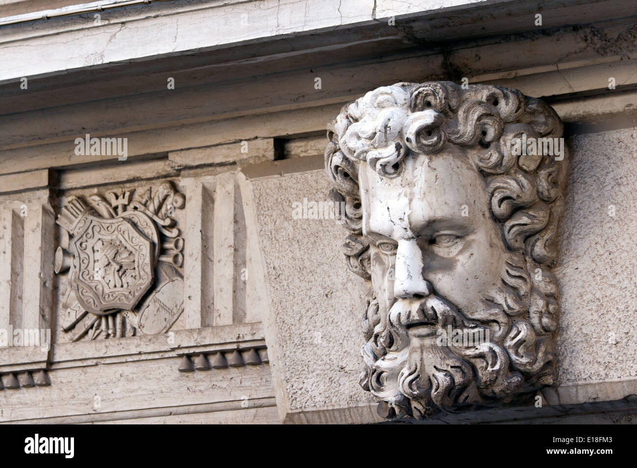 Cabeza tallada en un antiguo edificio en la ciudad de Venecia, Italia Foto de stock