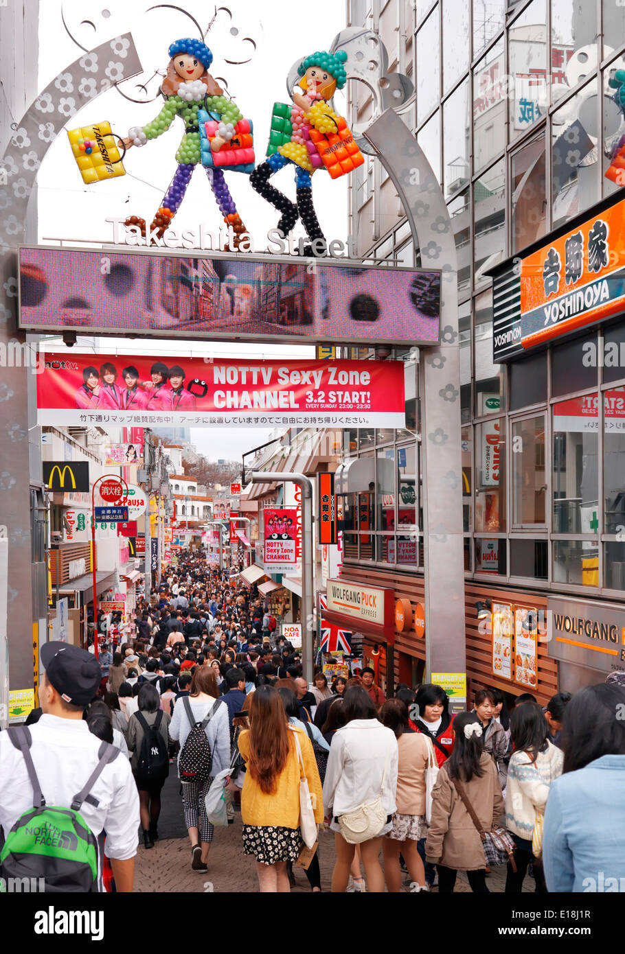 Ocupado, atestados de gente yopung, moda shopping street Takeshita en Harajuku, Tokio, Japón. Foto de stock