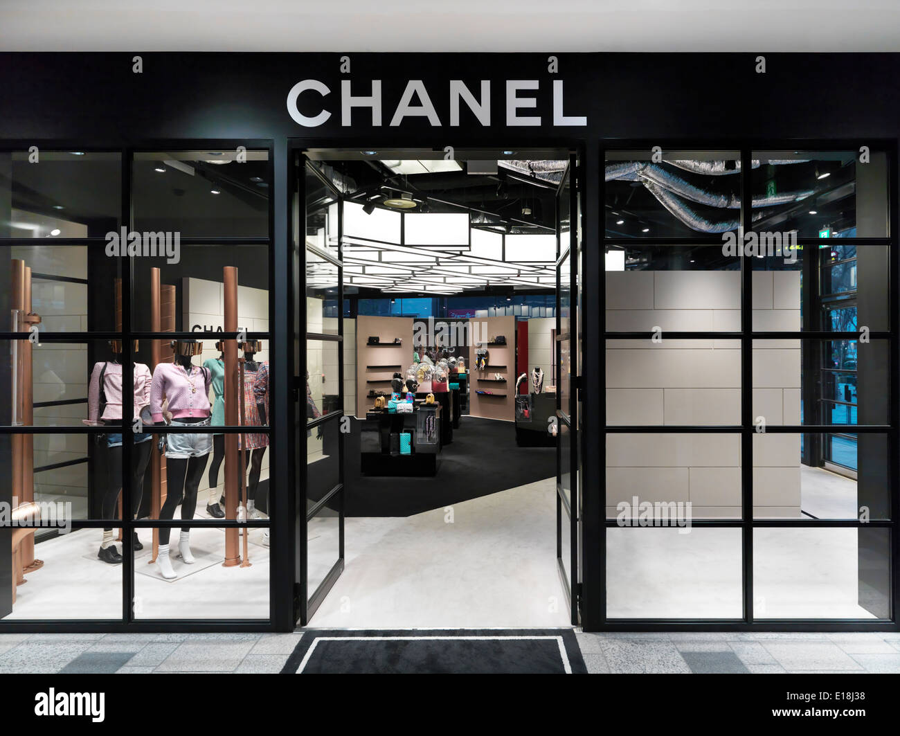 Chanel tienda de ropa y accesorios de moda en Tokio, Japón Fotografía de  stock - Alamy