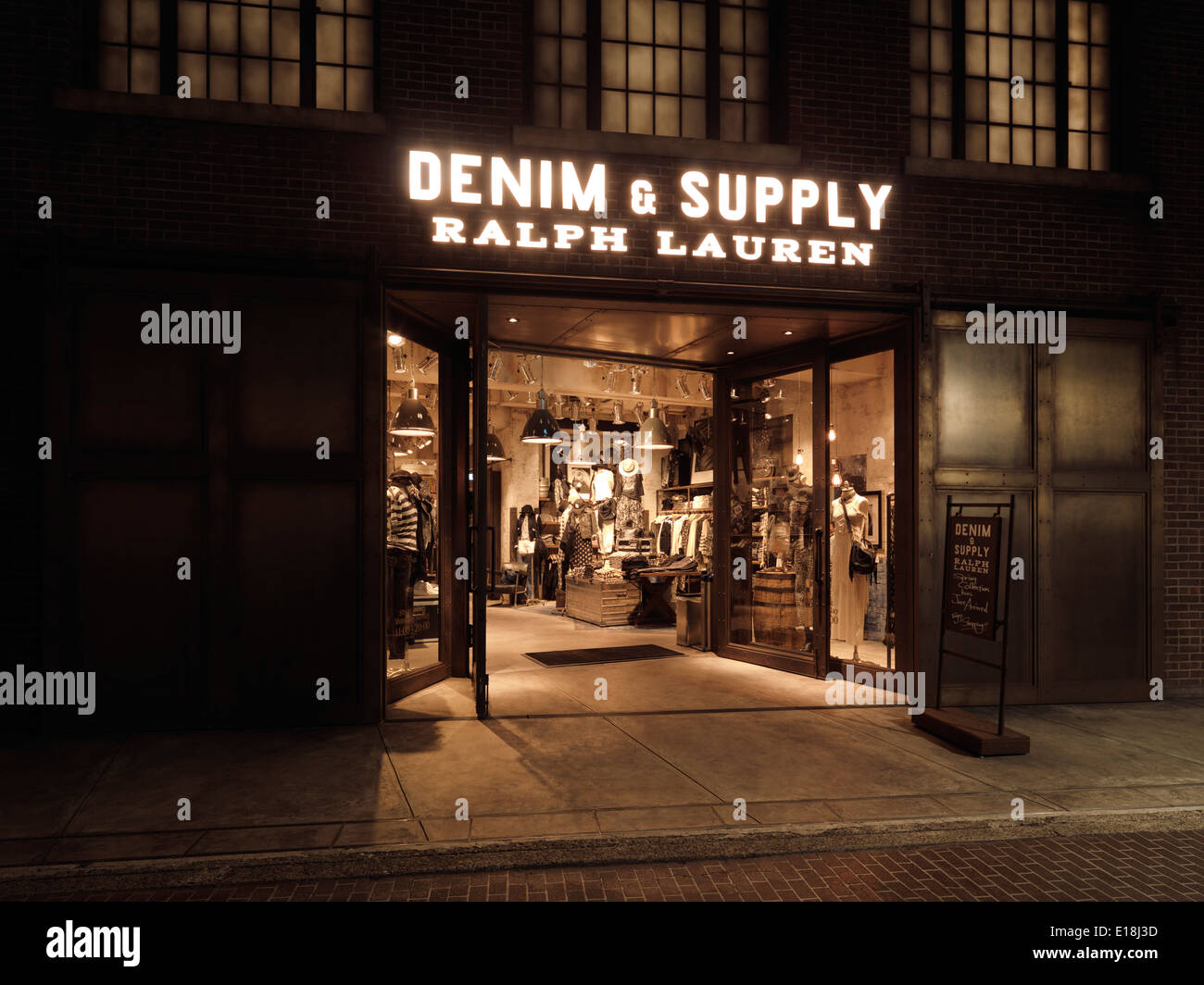 Ralph Lauren Denim y suministro de estilo vintage, tienda de ropa de moda  en la noche. Harajuku, Tokio, Japón Fotografía de stock - Alamy