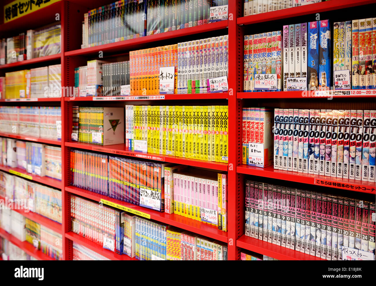Manga Libros en estantes de libros en una tienda japonesa. Tokio, Japón  Fotografía de stock - Alamy