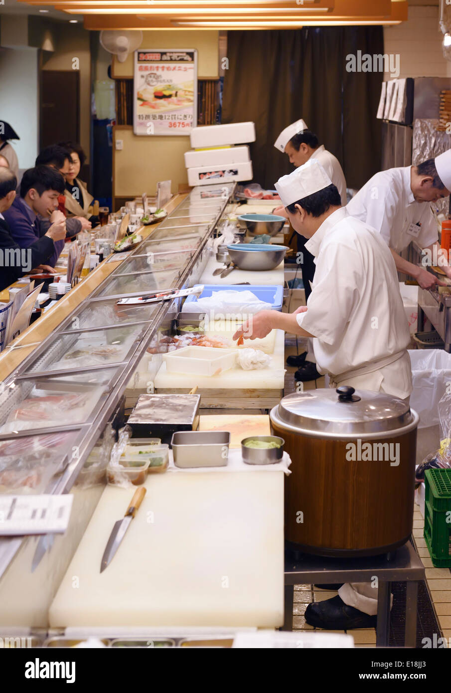 Restaurante de Sushi Japonés cocineros en la cocina. Itamae. Tokio, Japón. Foto de stock
