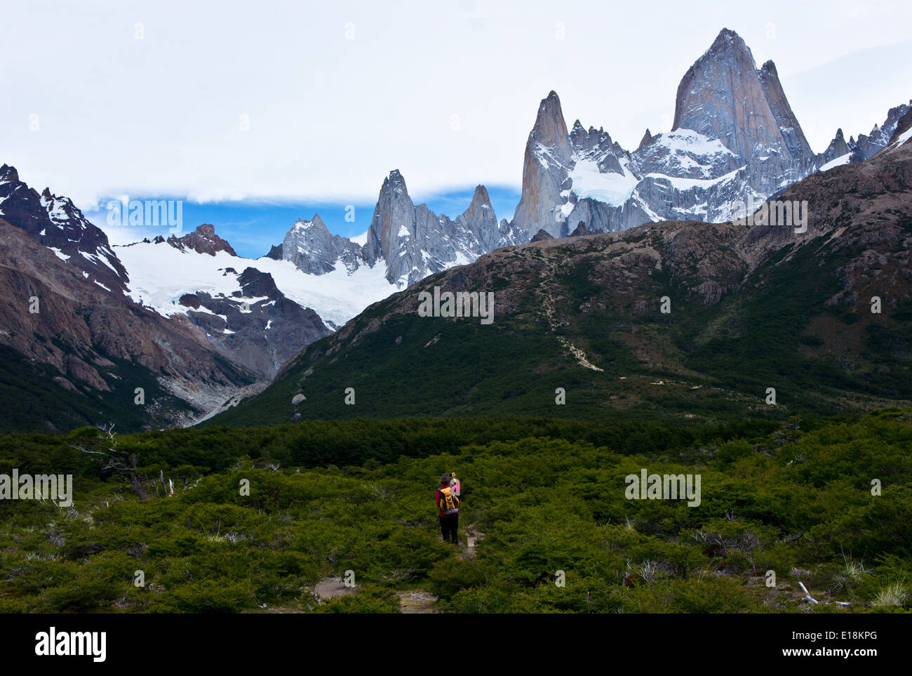Caminante a continuación Monte Fitz Roy pasado campamento Poincenot, Patagonia, Argentina Foto de stock