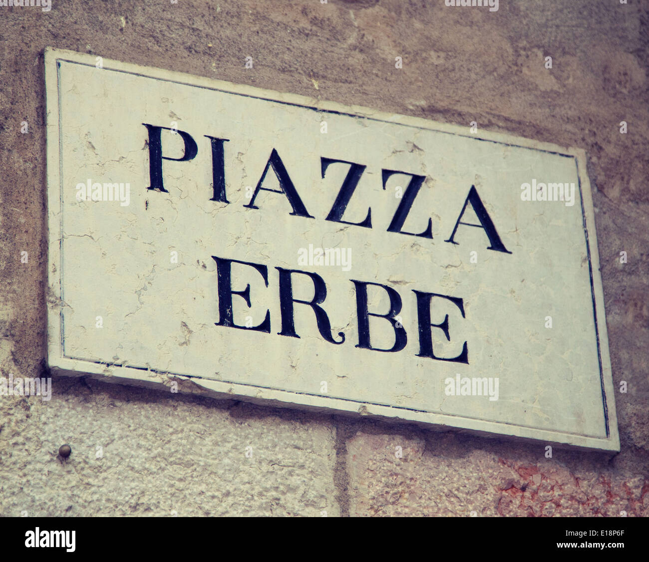 Calle signo Piazza Erbe en Verona, Italia Foto de stock