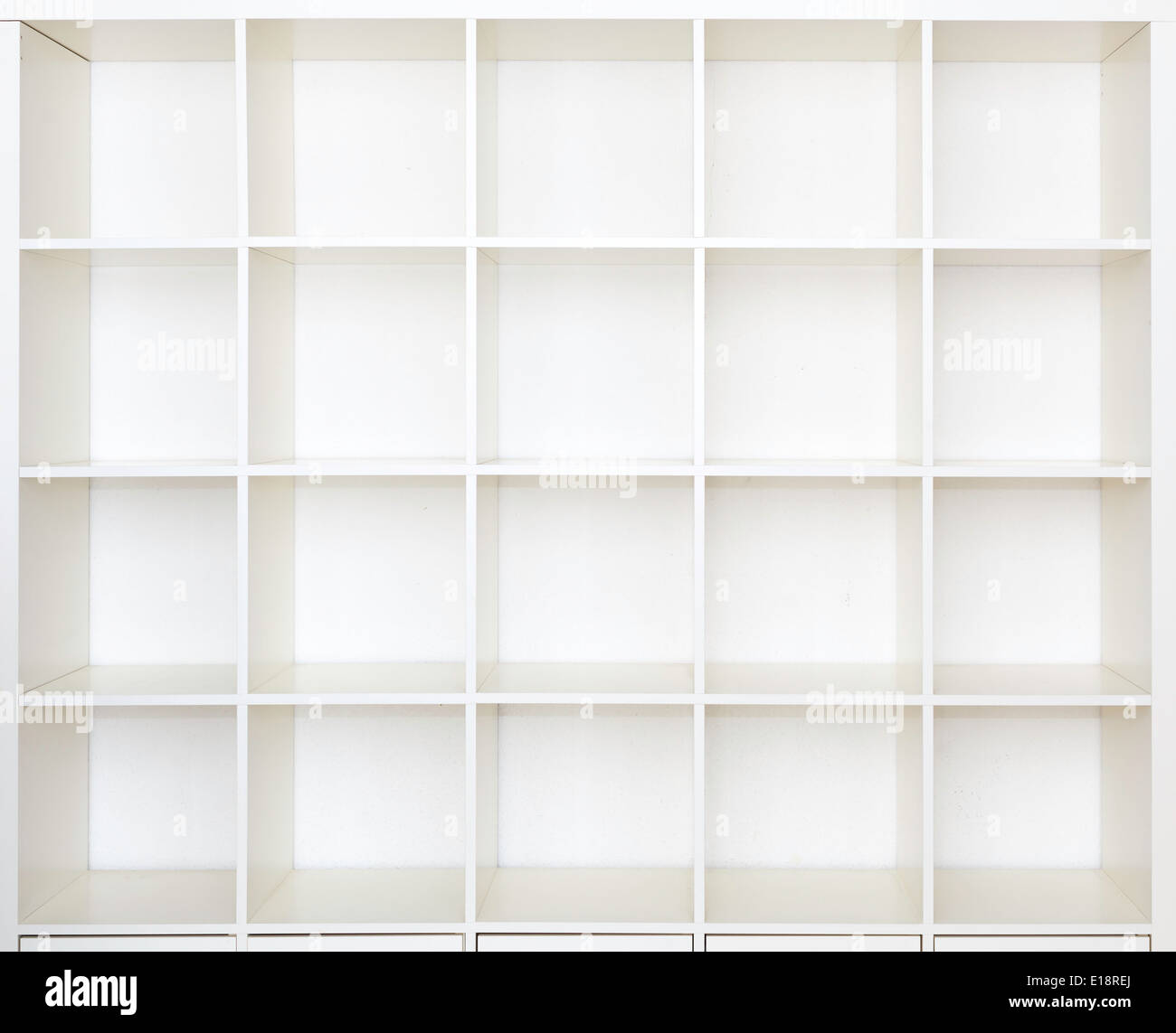 Los estantes vacíos, biblioteca de estantería en blanco Foto de stock