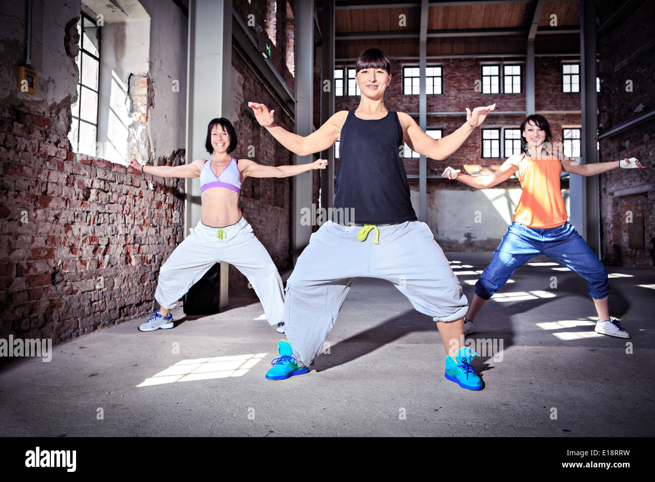 Grupo de mujeres en el deporte vestido bailando zumba o aeróbic Fotografía  de stock - Alamy