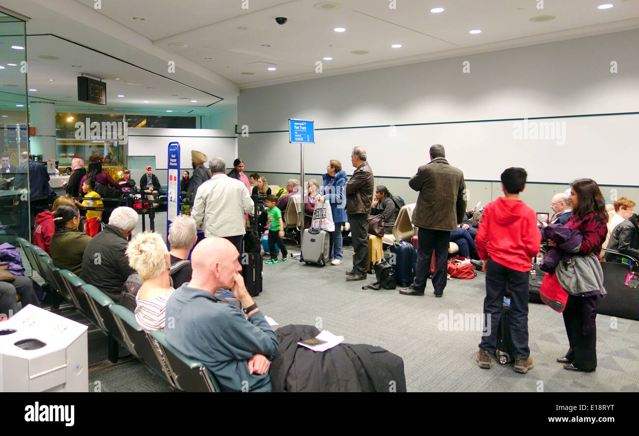 La gente esperando en la puerta de embarque de un aeropuerto en Toronto, Canadá Foto de stock