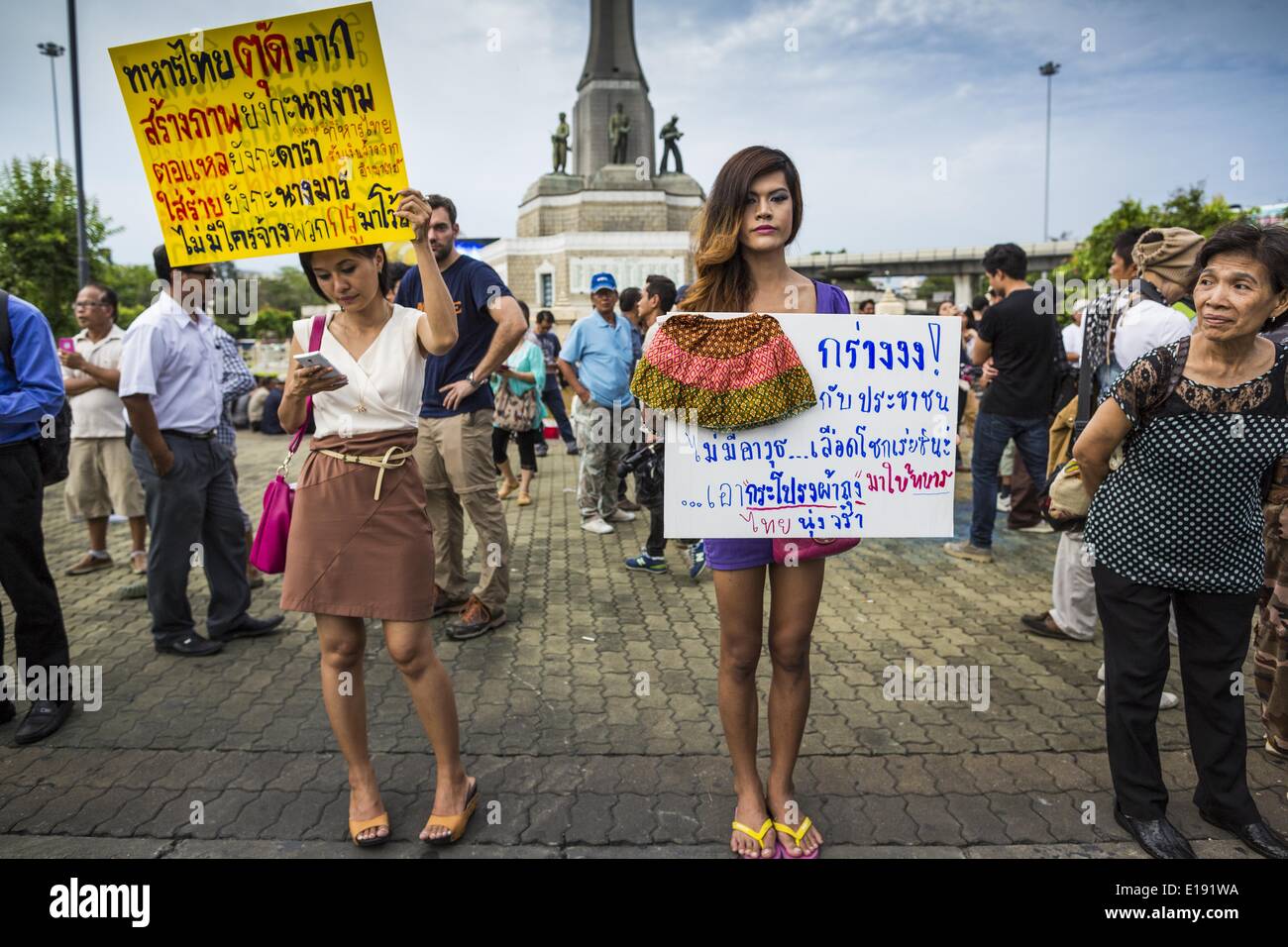 Bangkok, Bangkok, Tailandia. 27 de mayo de 2014. Dos mujeres y un ''katoey'' o ladyboy, en el Monumento a la victoria en Bangkok protesta contra el golpe de estado. Varios cientos de personas protestaron contra el golpe de estado en Bangkok en el Monumento a la victoria. Fue el cuarto día consecutivo de manifestaciones en favor de la democracia en la capital tailandesa, el ejército siguió apretando su agarre en la vida tailandesa. La protesta del martes fue la más pequeña hasta la fecha. Crédito: Jack Kurtz/ZUMAPRESS.com/Alamy Live News Foto de stock
