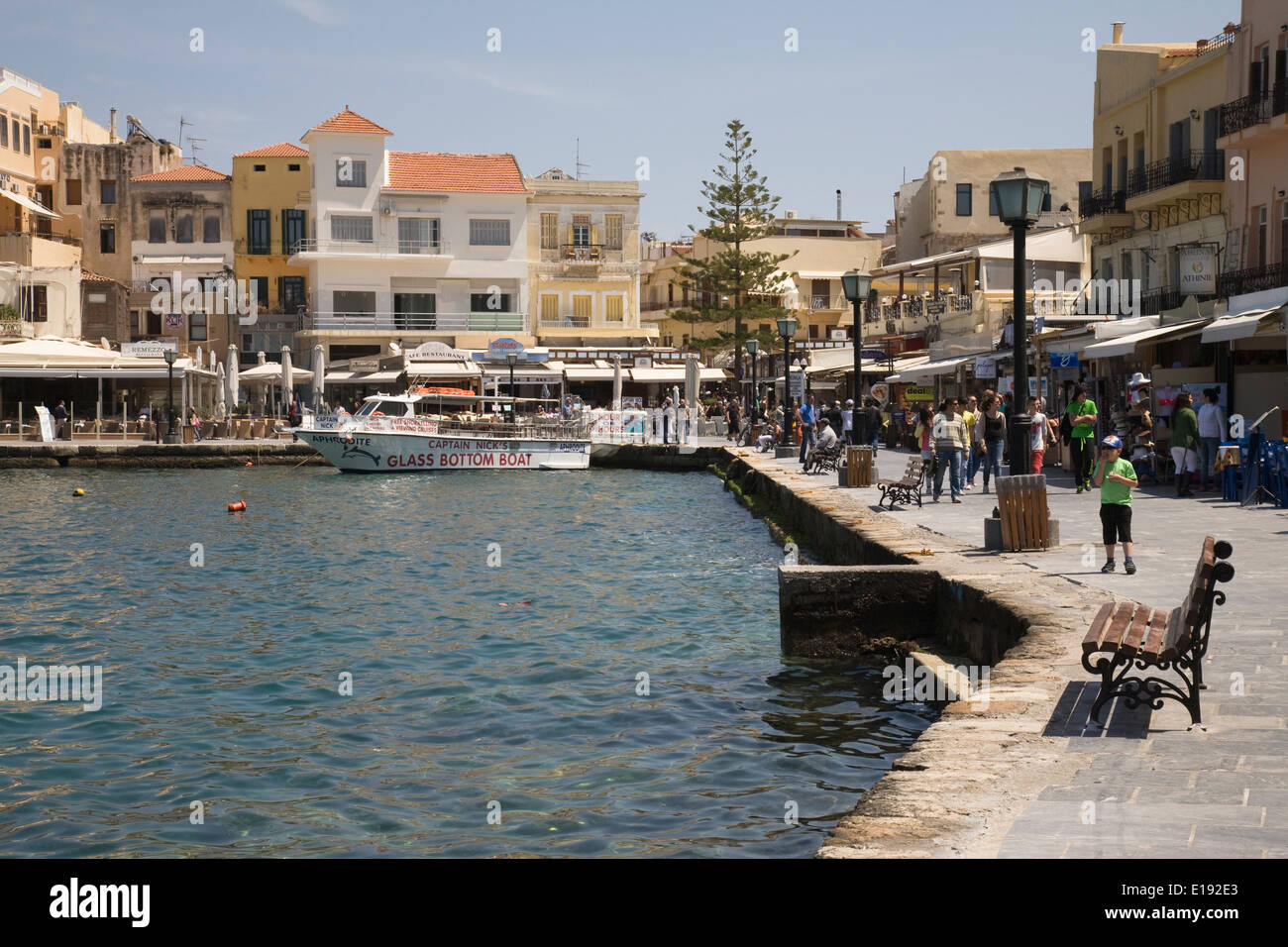 El puerto de Chania, en Creta, Grecia. Foto de stock