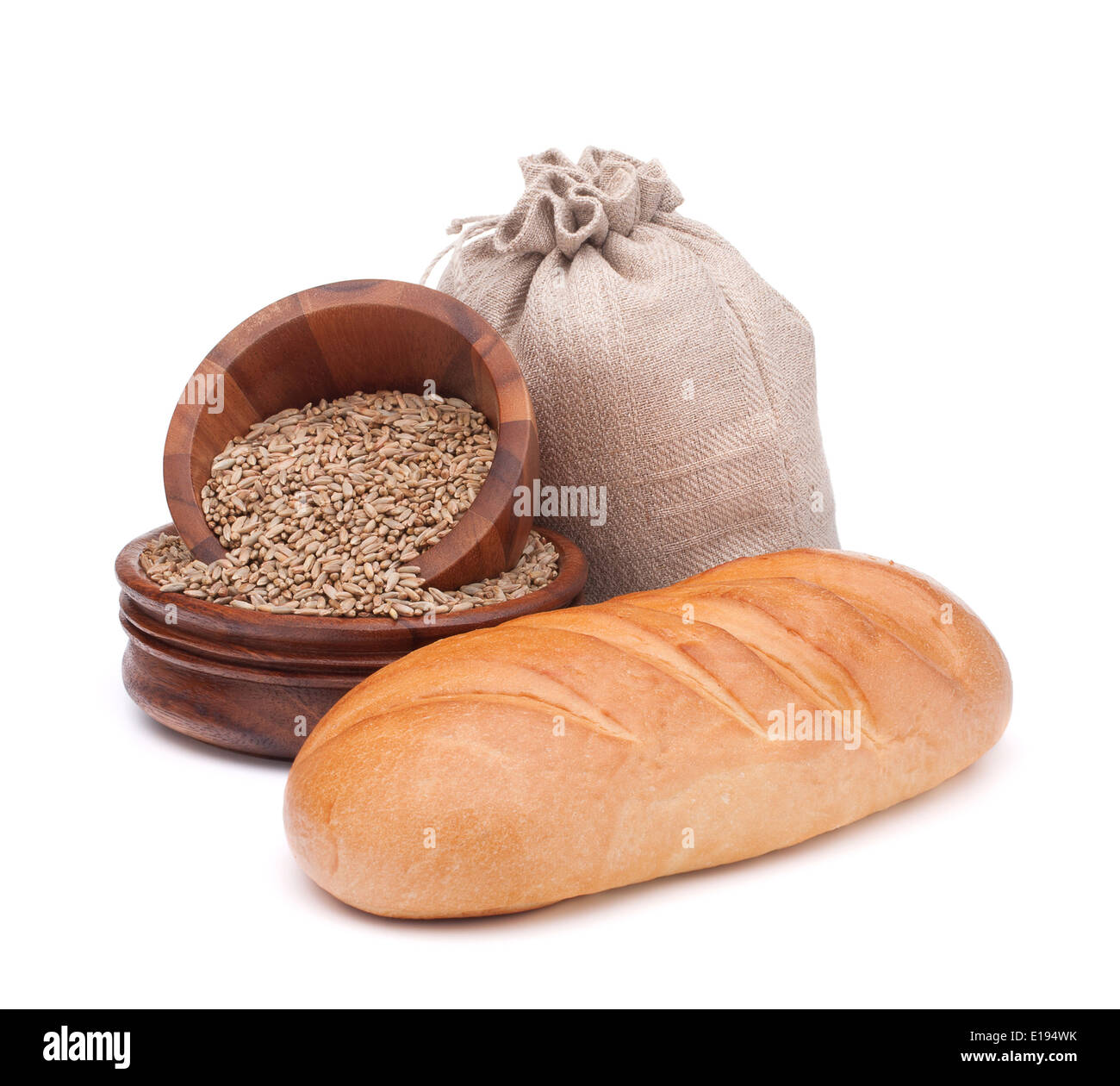 El pan, el saco de harina y grano aislado sobre fondo blanco recorte