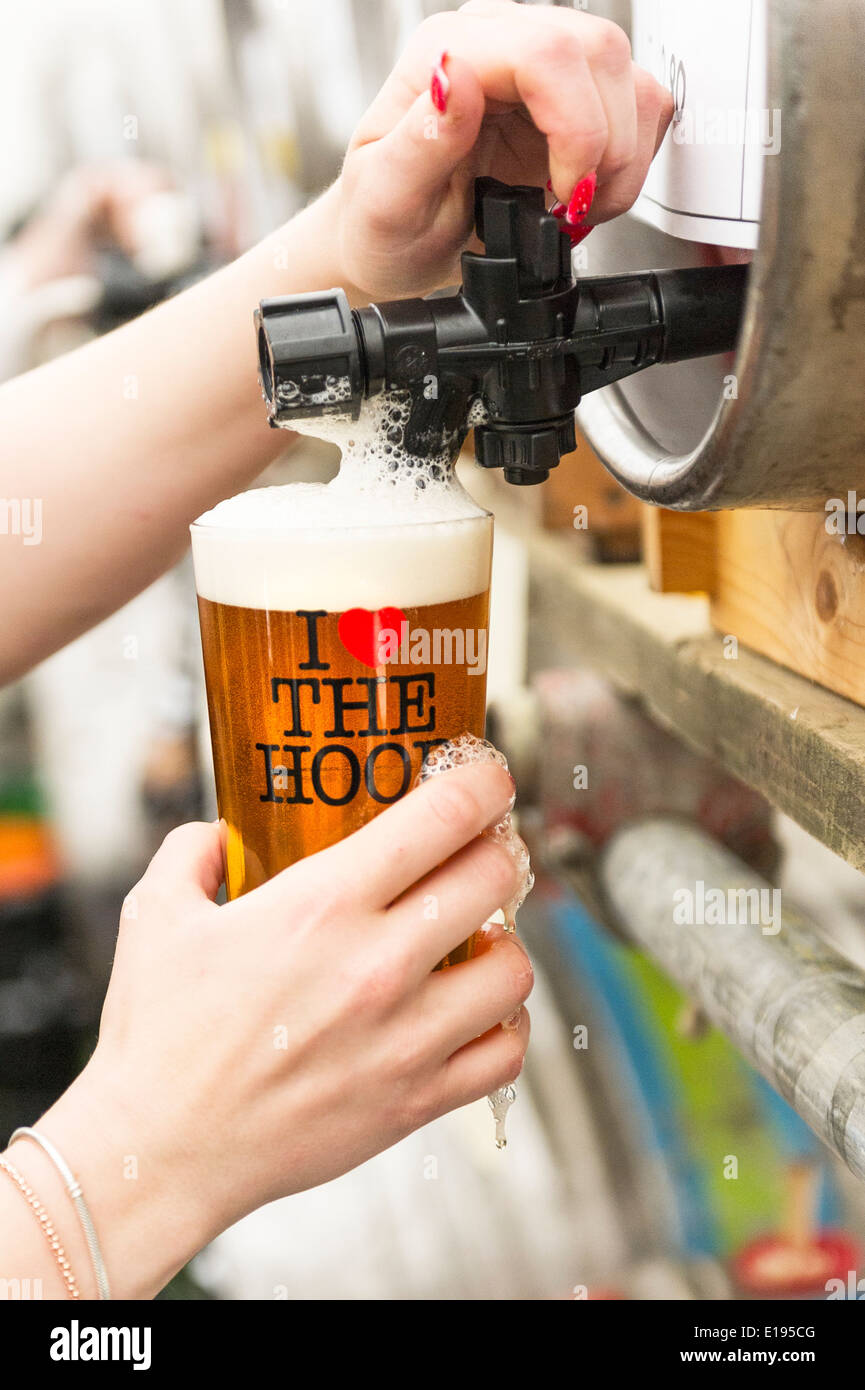 Una pinta de cerveza real que se vierten. Foto de stock