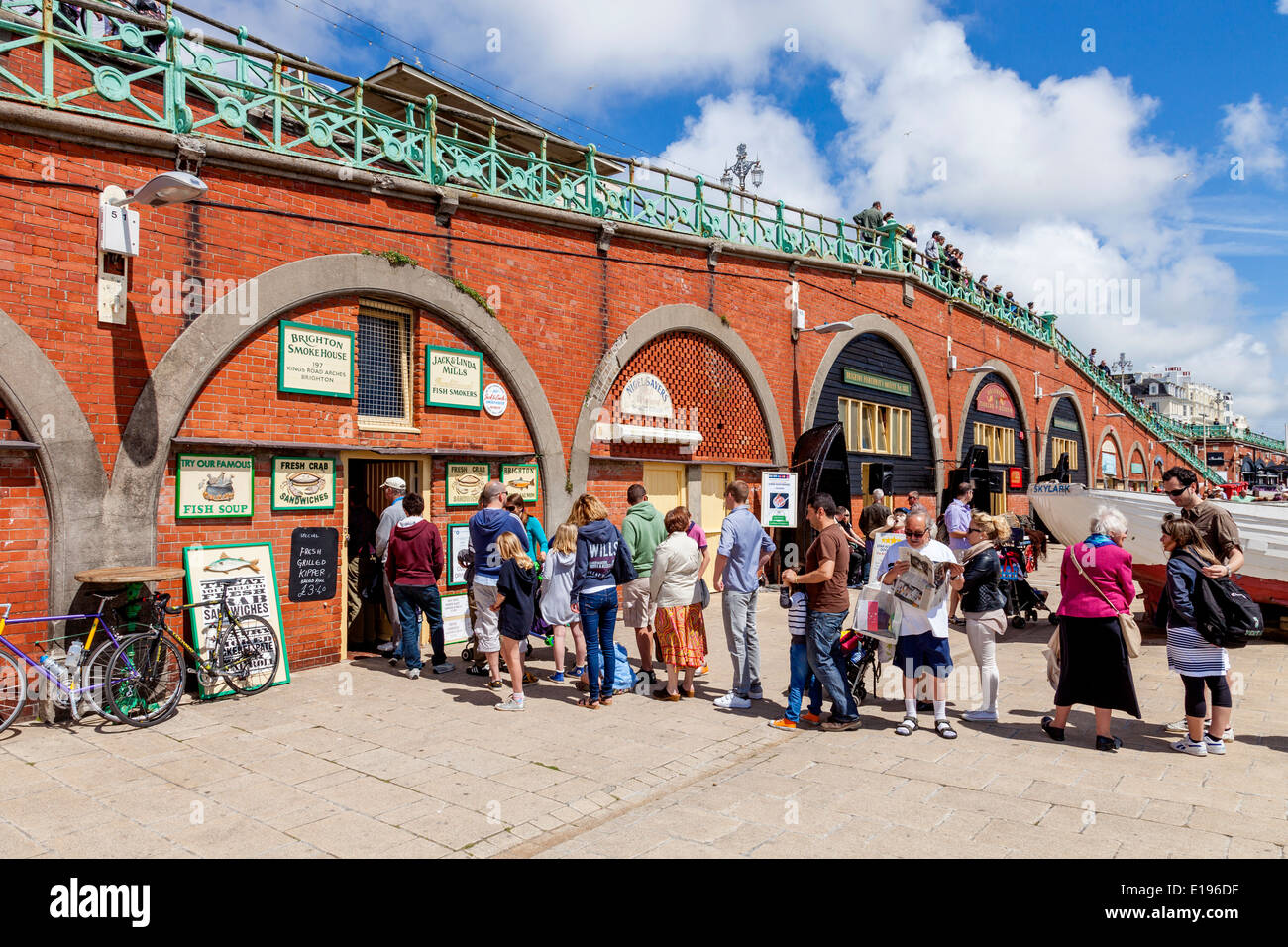 Colas de gente para comprar pescado comidas en la caballa Fayre, Brighton Seafront, Sussex, Inglaterra Foto de stock
