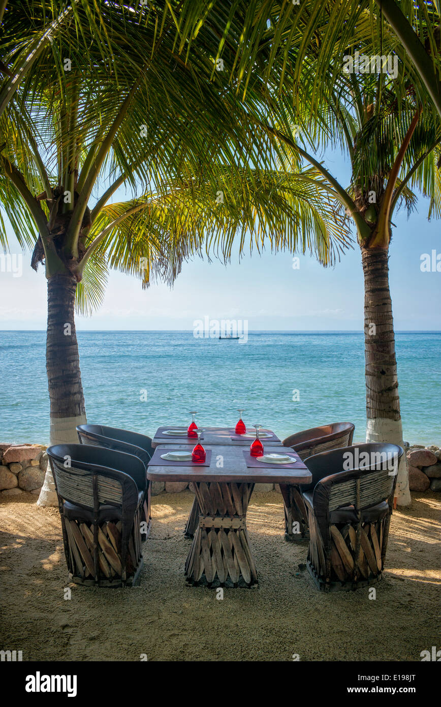 Conjunto mesa en restaurante con vista al mar en Punta Mita, México. Foto de stock