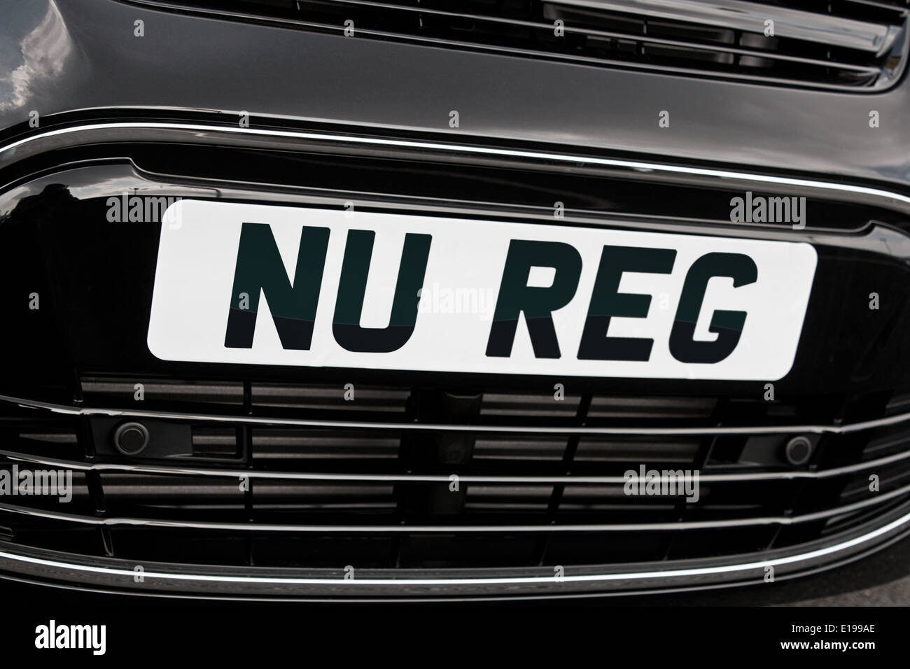 Placa de matrícula en la parte frontal de un automóvil genérico con 'Nu Reg' en letras negras sobre fondo blanco para Ventas Coches nuevos Foto de stock