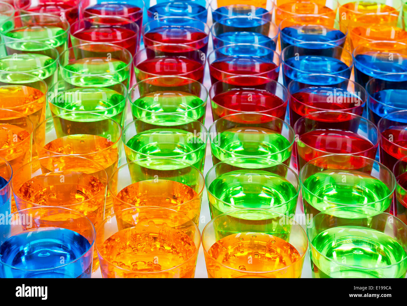 Diversas bebidas instantáneas en shot gafas crear varios colores de fondo de la industria de bebidas Foto de stock