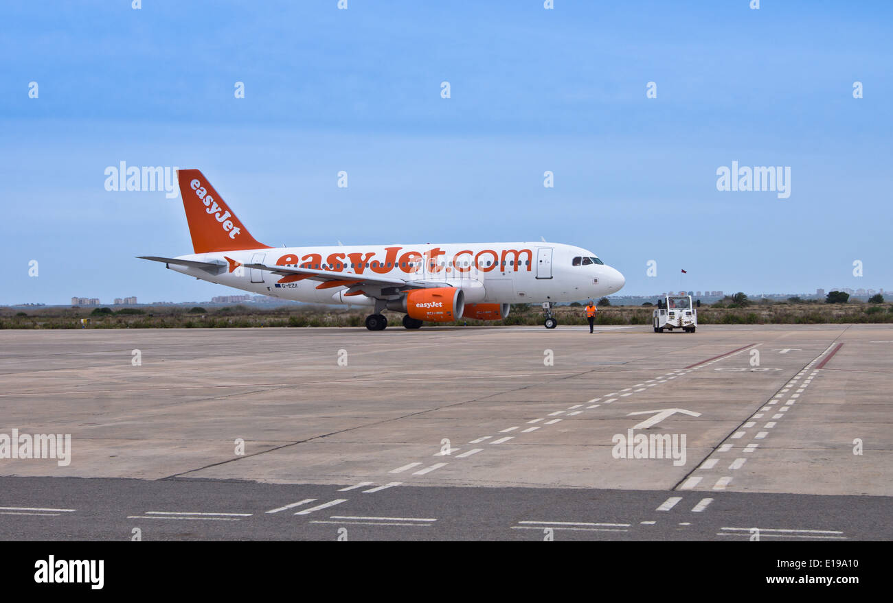 Un avión fácil sobre la pista de aterrizaje en el aeropuerto de Murcia-San Javier Span listo para el despegue Foto de stock