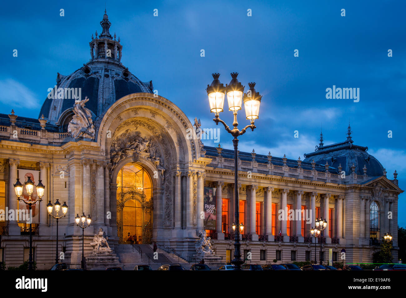 Crepúsculo en Petit Palais, París Francia Foto de stock