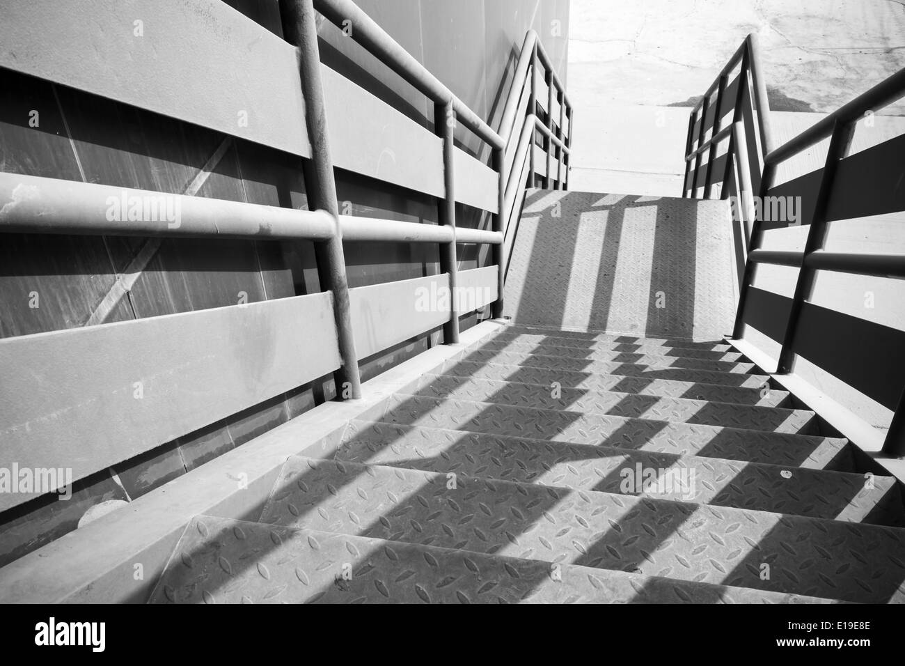 Escalera metálica industrial perspectiva con bonito patrón de sombras Foto de stock