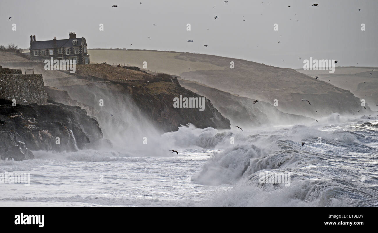 Una tormenta en Porthleven Cornwall. Foto de stock