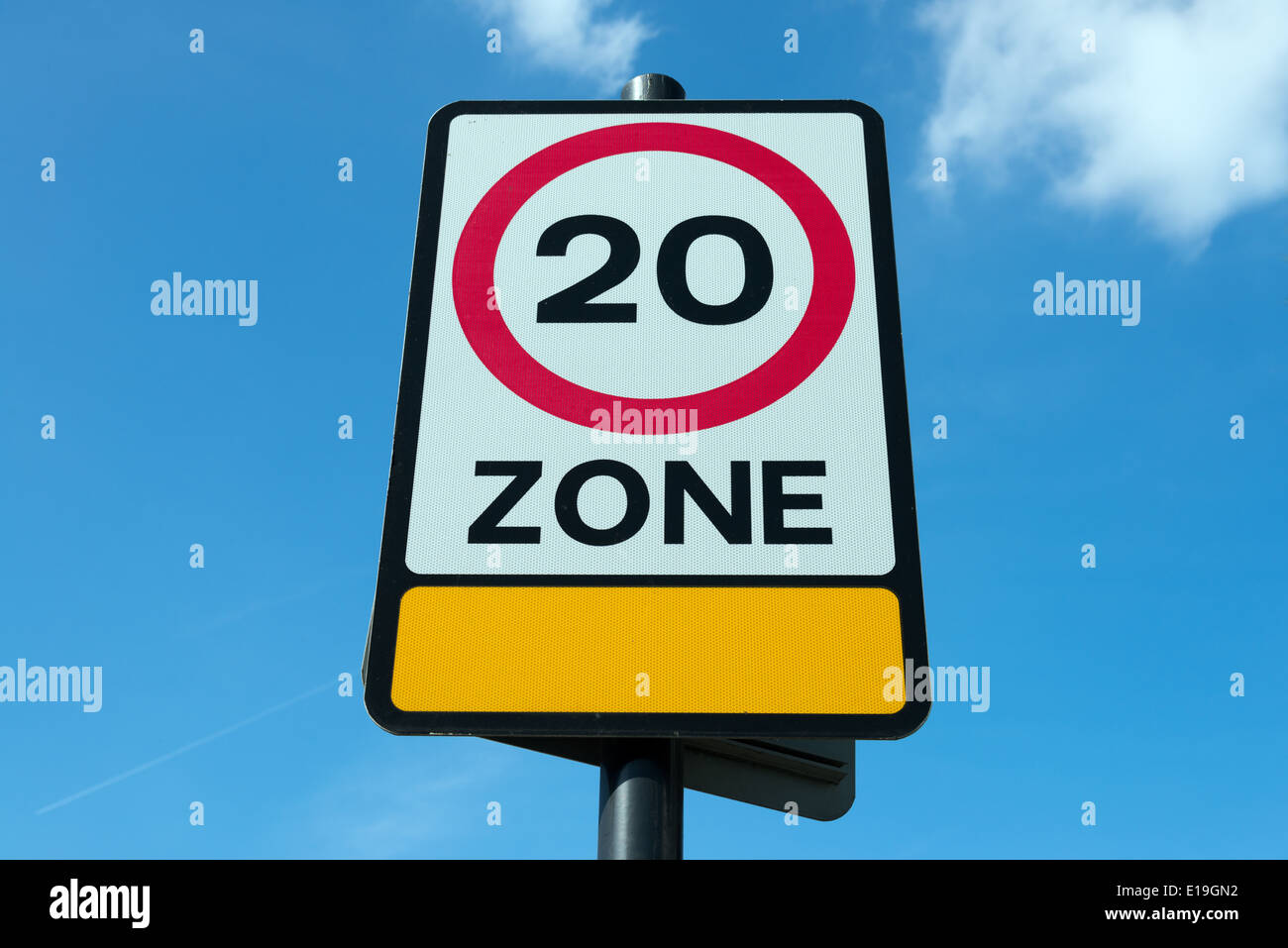 Límite de velocidad de 20 MPH signo de zona, Inglaterra, Reino Unido. Foto de stock
