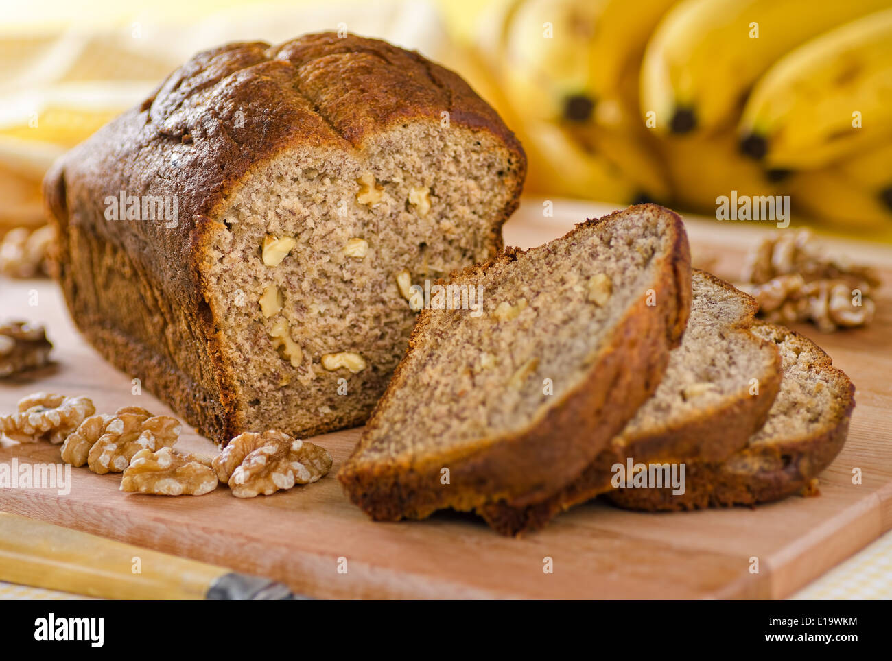 Un pan de banana recién horneados con nueces. Foto de stock