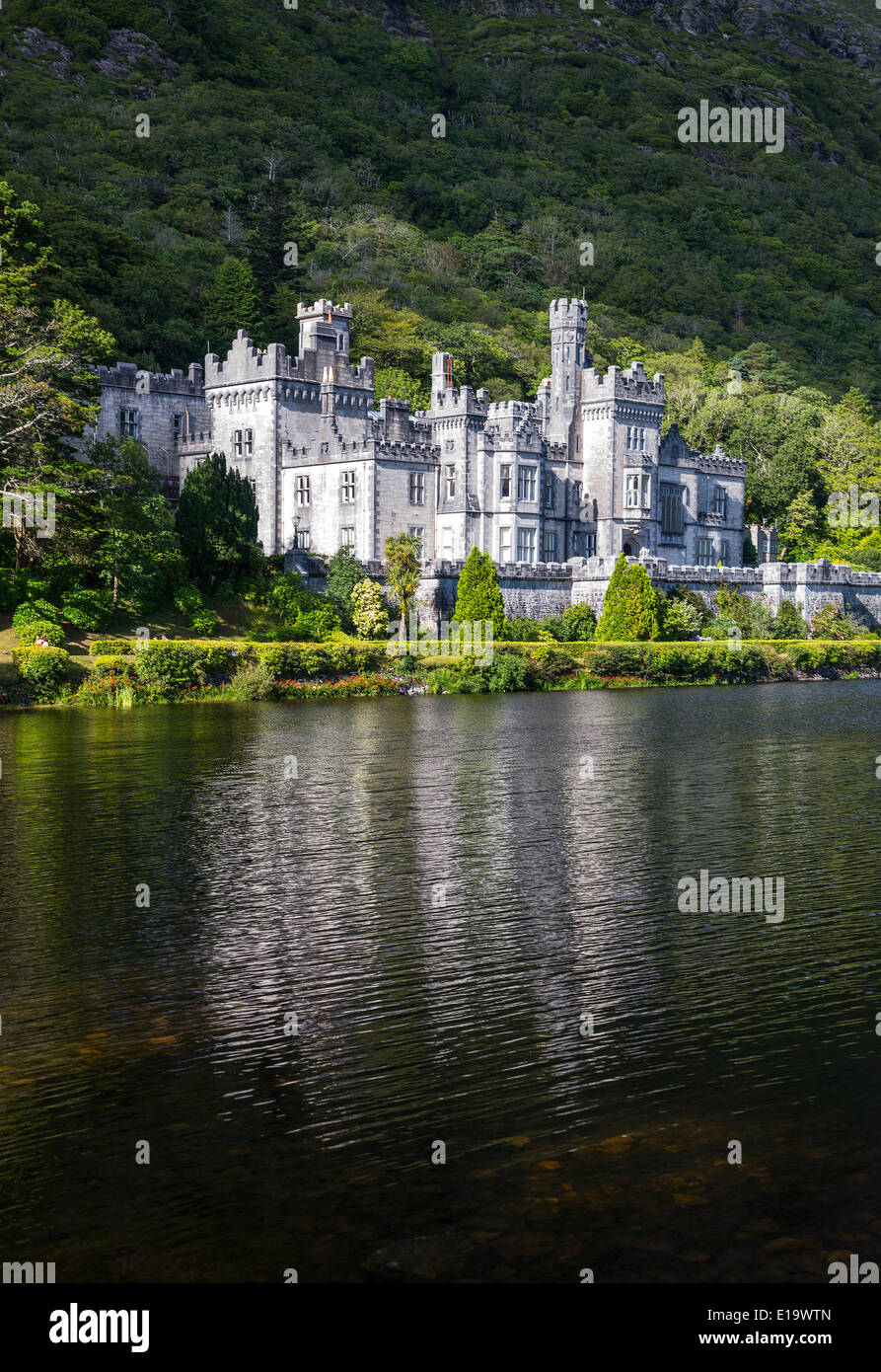 Irlanda, Calway County, zona de Connemara, la abadía de Kylemore en el lago Pollacappul Foto de stock