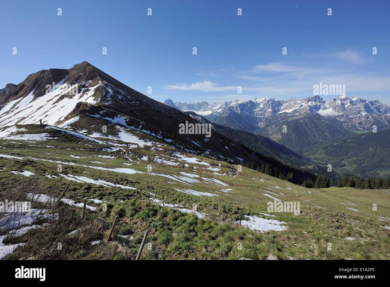 Soleado paisaje montañoso con Delpsjoch Karwendel en región de montaña Foto de stock