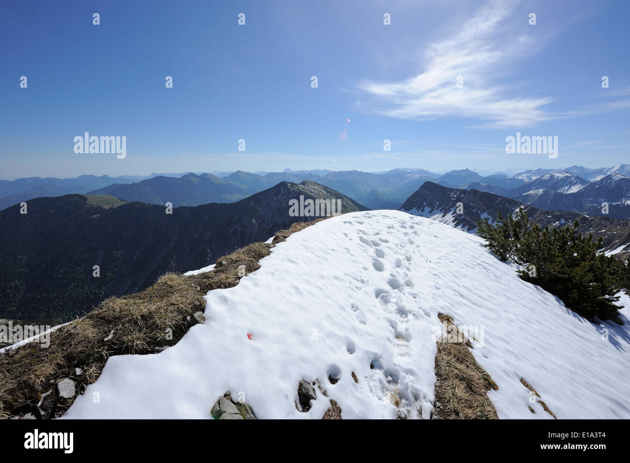 Huellas en la nieve y el paisaje montañoso de la región montañosa Karwendel Foto de stock