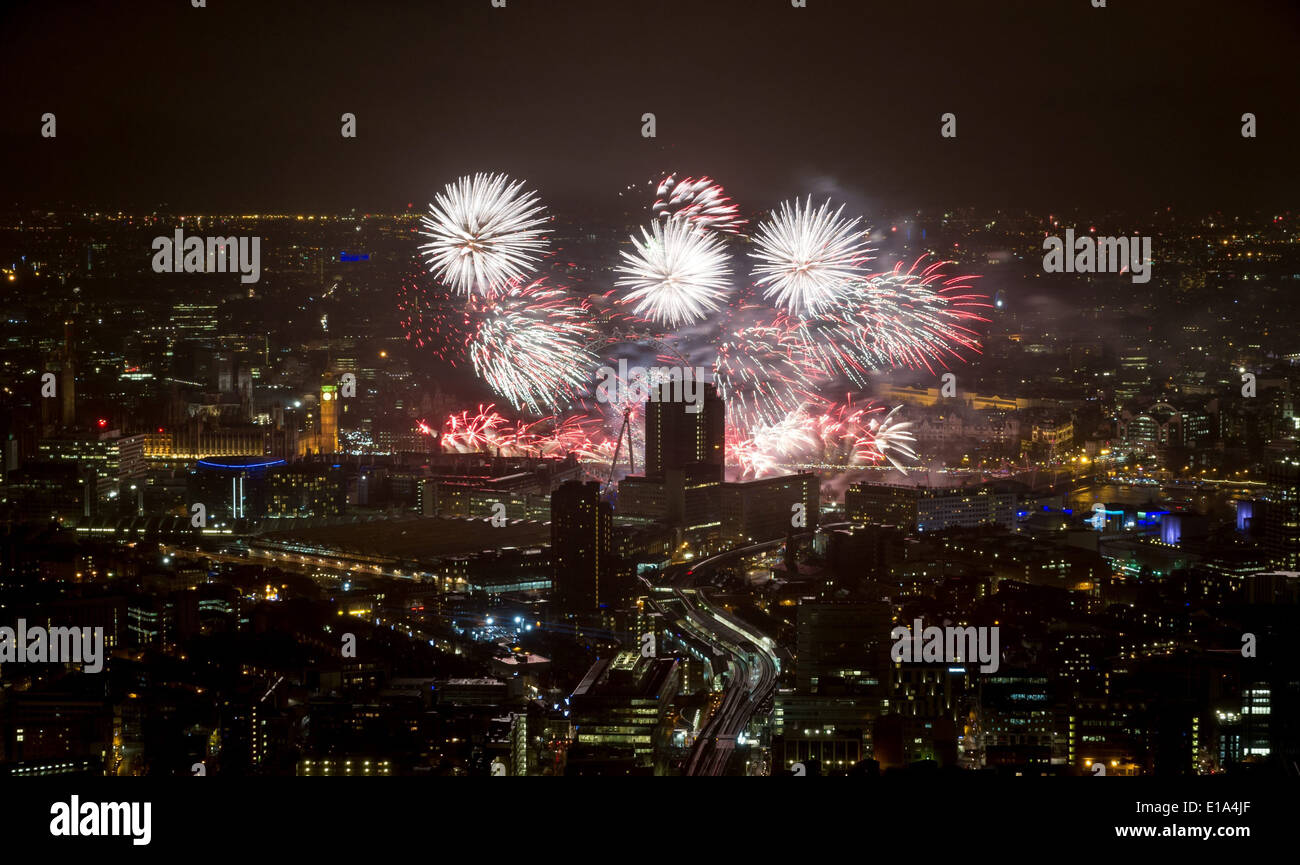 Fiesta de Nochevieja en el Shard de Fireworks como se ve desde el punto de vista de la SHARD Foto de stock