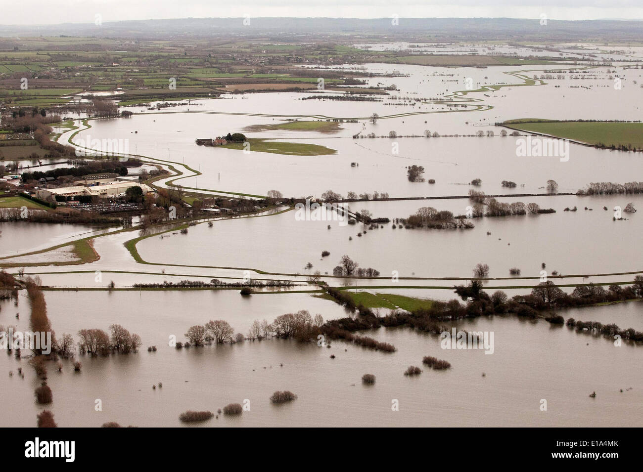 Imagen aérea mostrando los alrededores de Muchelney, Somerset, rodeada por las aguas de la inundación. Foto de stock