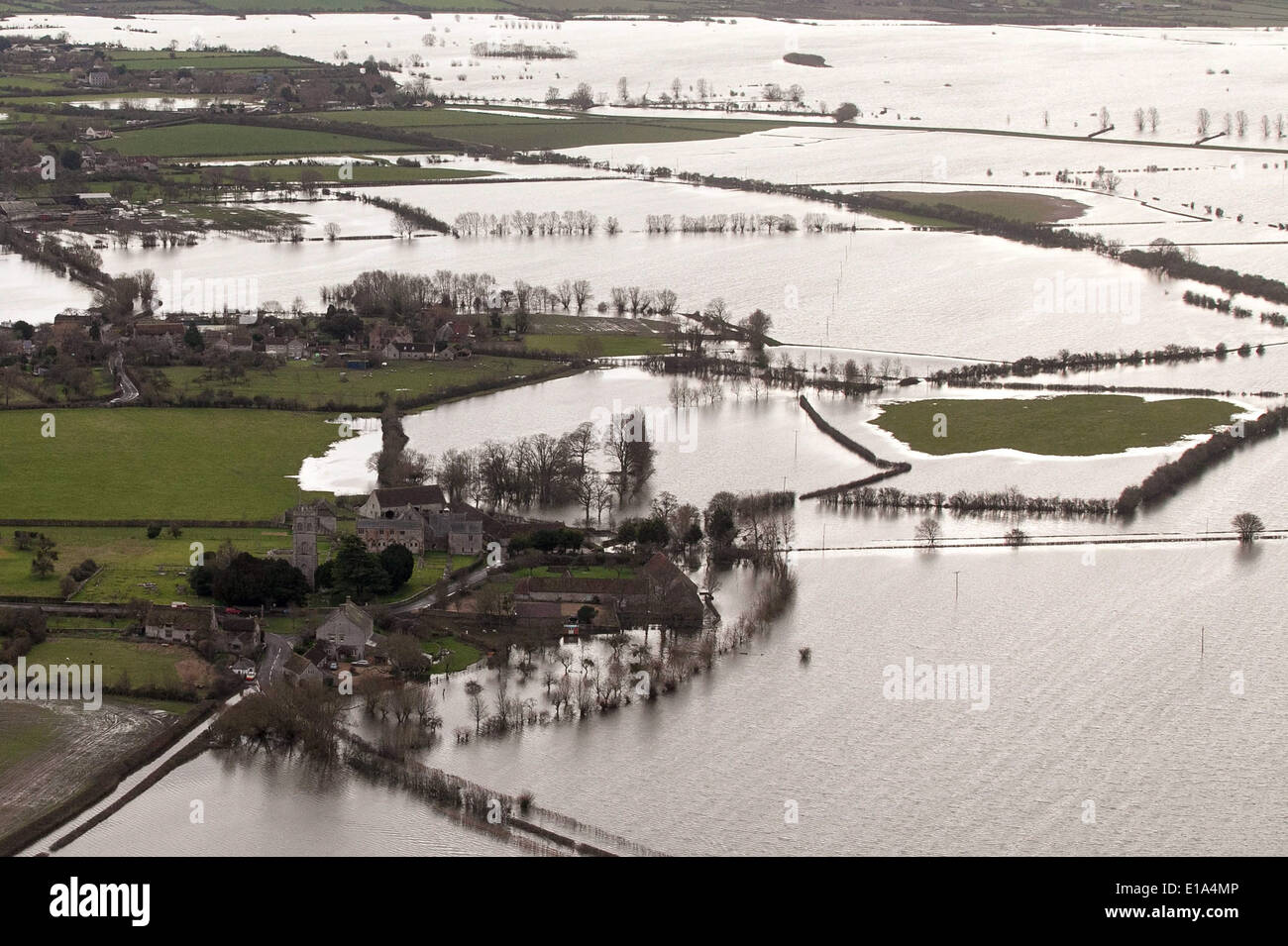 Vista aérea de la aldea de Muchelney, Somerset, rodeada por las aguas de la inundación. Foto de stock