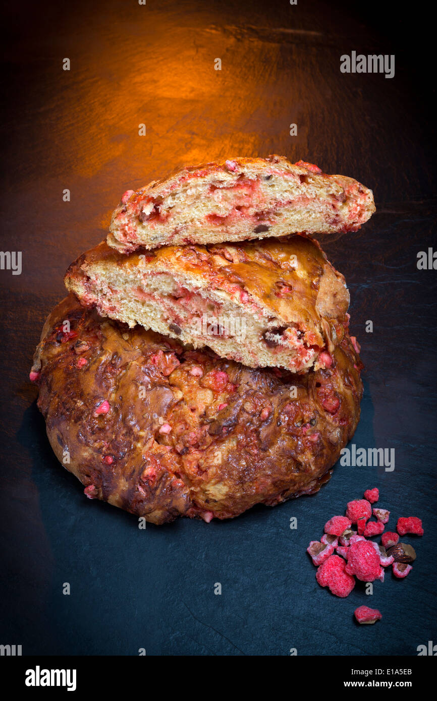 Brioches con almendras azucaradas (St Genix pasteles), fotografiado en el studio (Francia). Brioches pralinées (Génix gâteaux de St). Foto de stock
