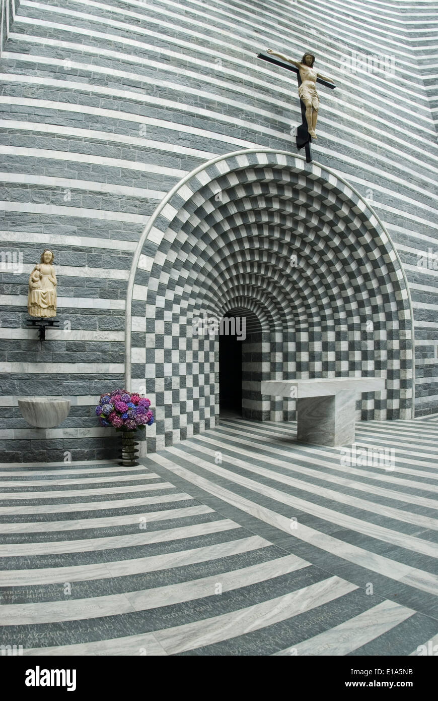 Vista interior de la iglesia de San Giovanni Battista, Mogno Tessin, Suiza Foto de stock