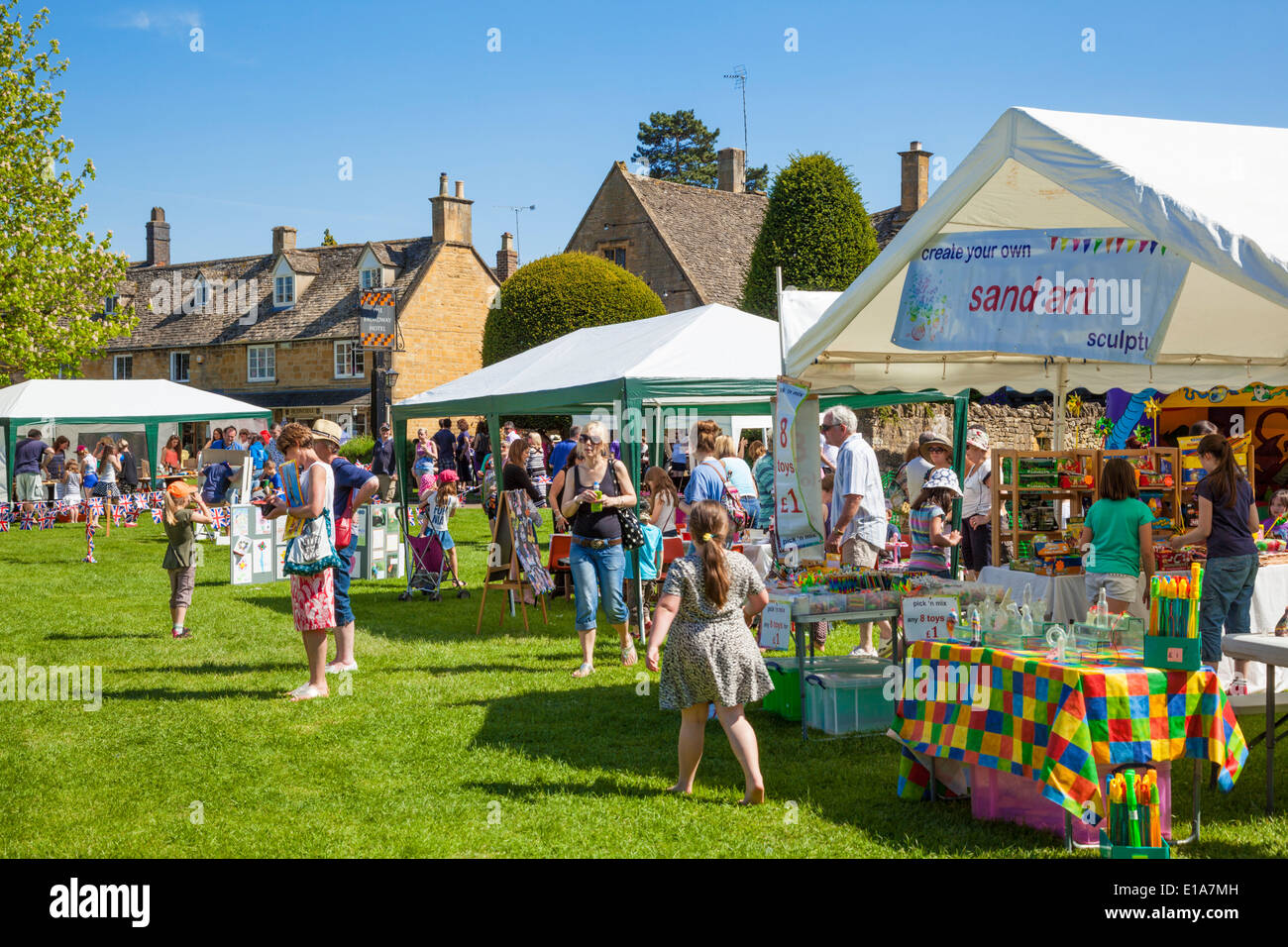 Cotswolds pueblo de Broadway pueblo Fete o feria de verano Broadway pueblo Cotswolds, Worcestershire, Inglaterra, Reino Unido, GB, Europa Foto de stock